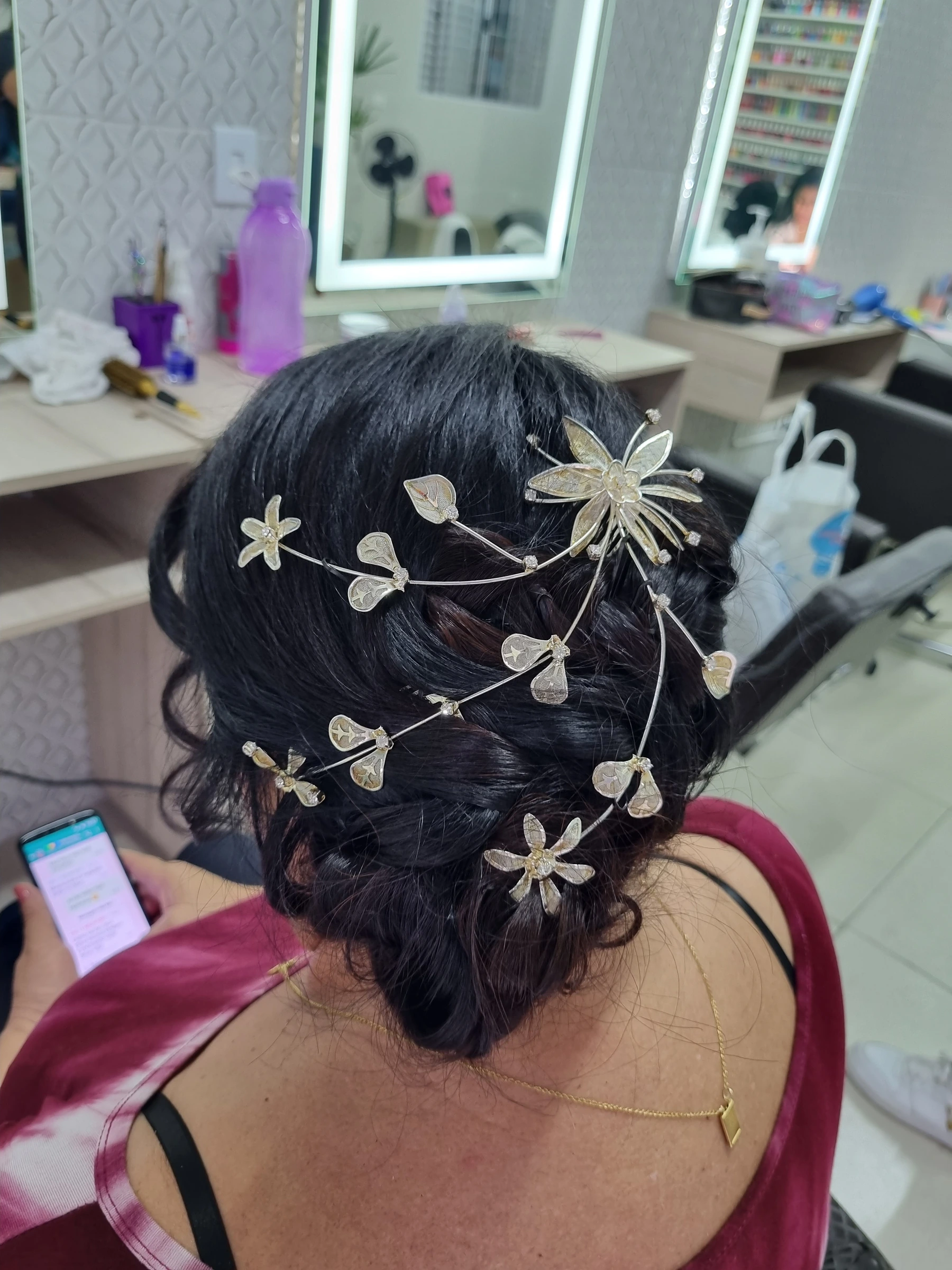 Penteado com acessórios realizado por Gláucia