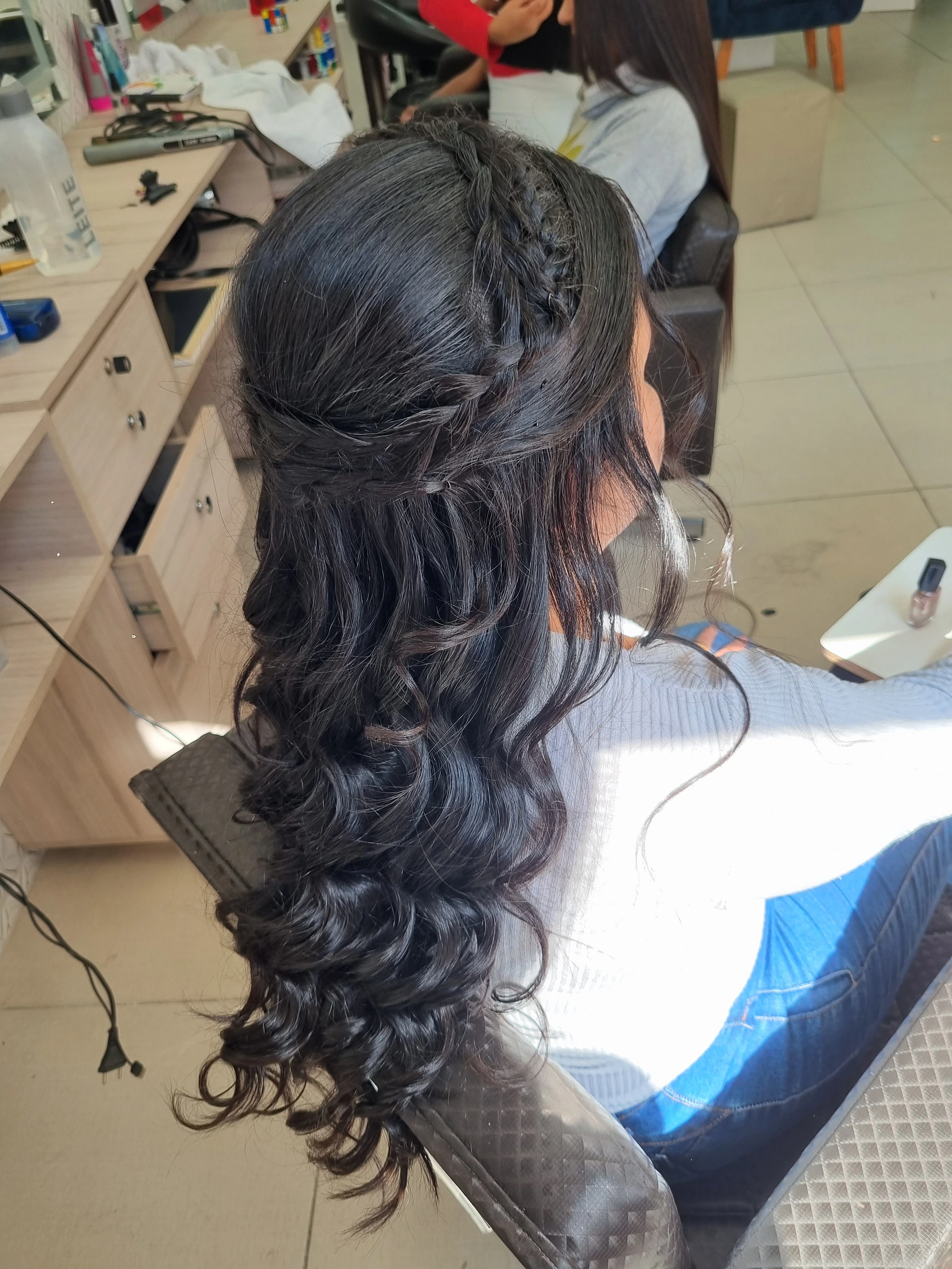 Penteado com cachos realizado por Gláucia
