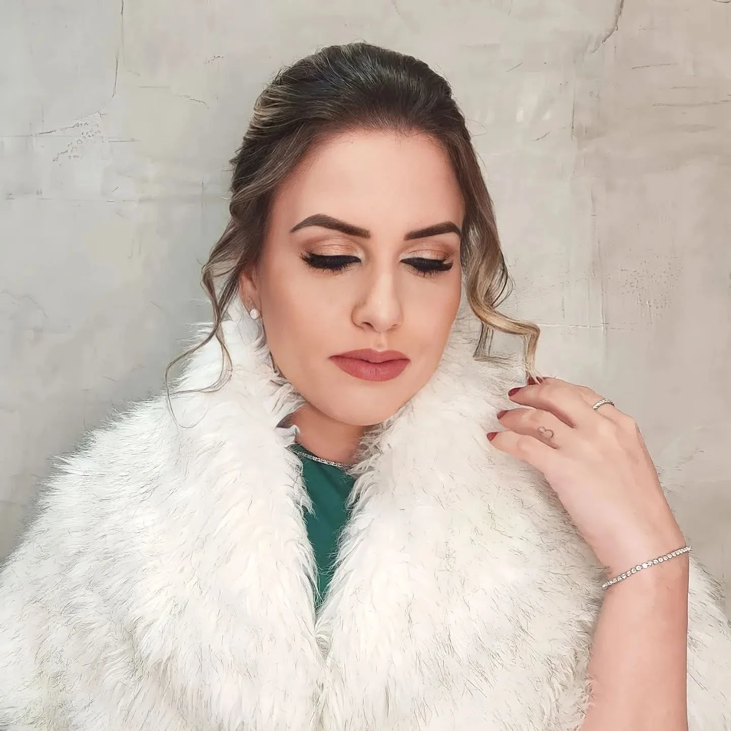 Produção de cabelo e maquiagem para uma ocasião especial